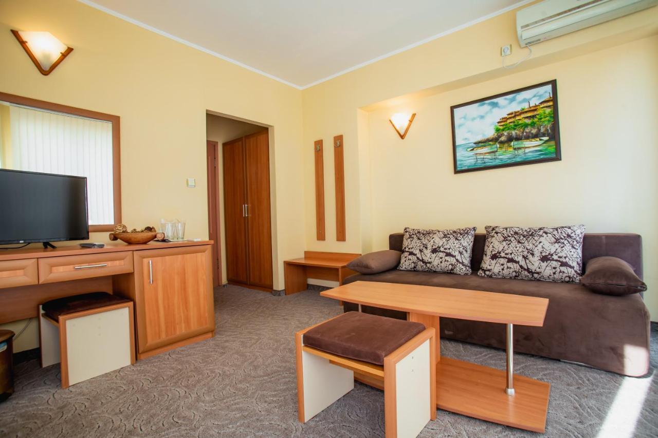 Hotel Dolphin Равда Экстерьер фото