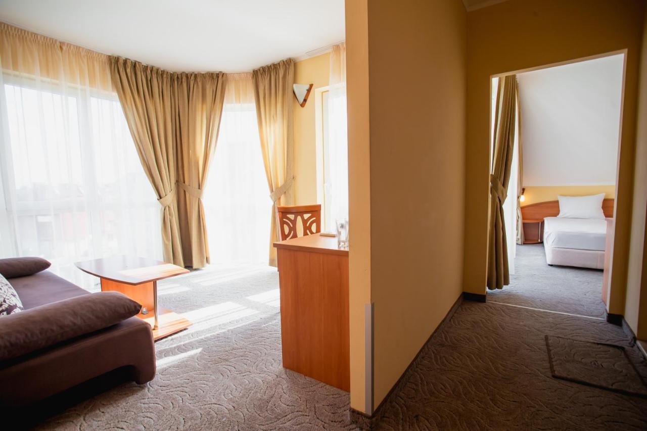 Hotel Dolphin Равда Экстерьер фото
