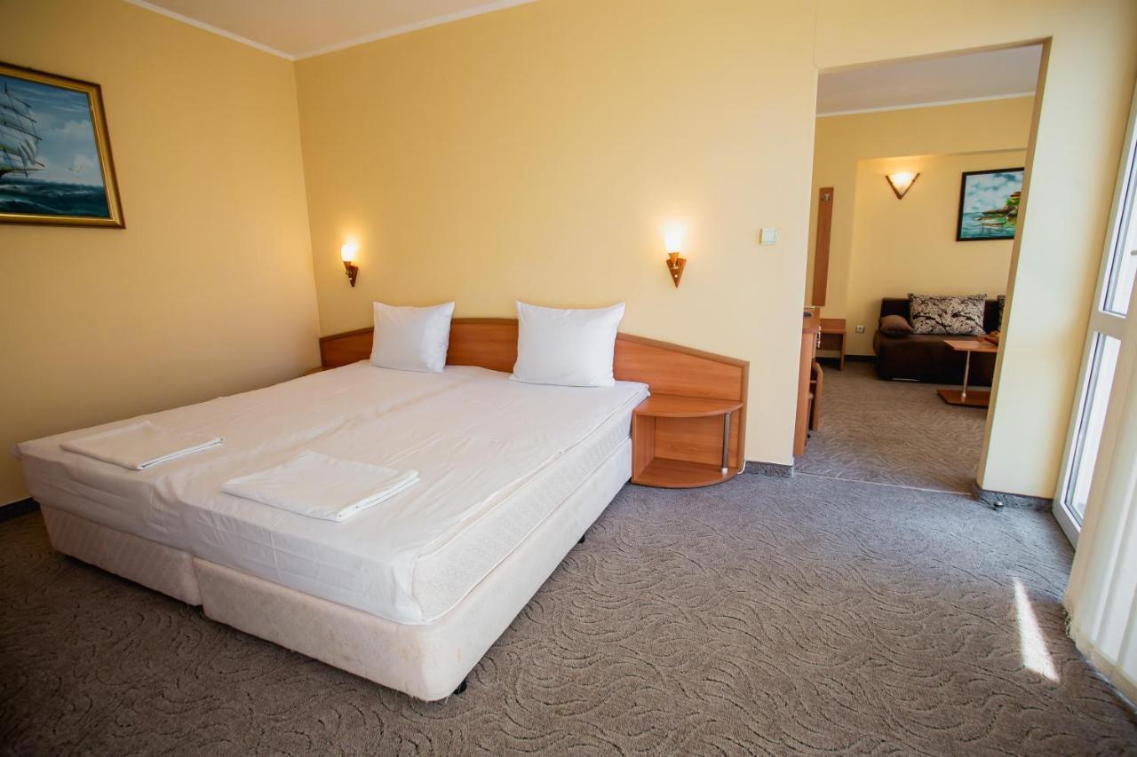 Hotel Dolphin Равда Экстерьер фото